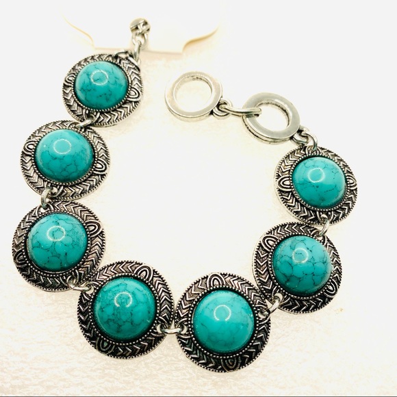 Bracelet Turquoise color and set in silver tone. - Picture 7 of 8